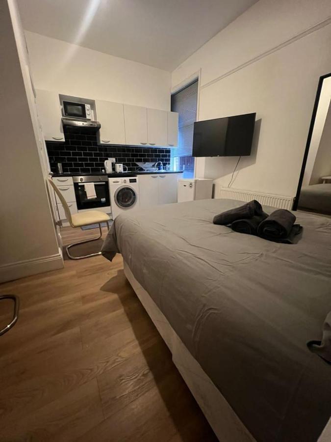 Private Self Contained Studio In The Heart Of Golders Appartement Londen