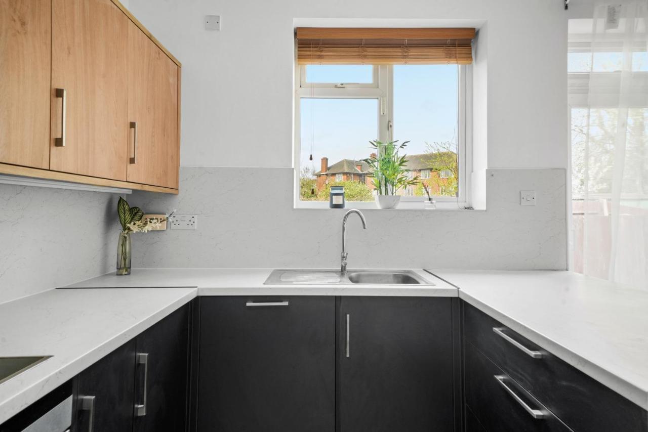 Hanger Lane Hububb Apartment *