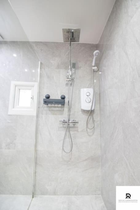 Weekly & Monthly - Beautiful 2 Bed House With Free Parking - Relocation, Business & Group - 5 Guests - By Den Short Lets & Serviced Accommodation, Woolwich Lejlighed London