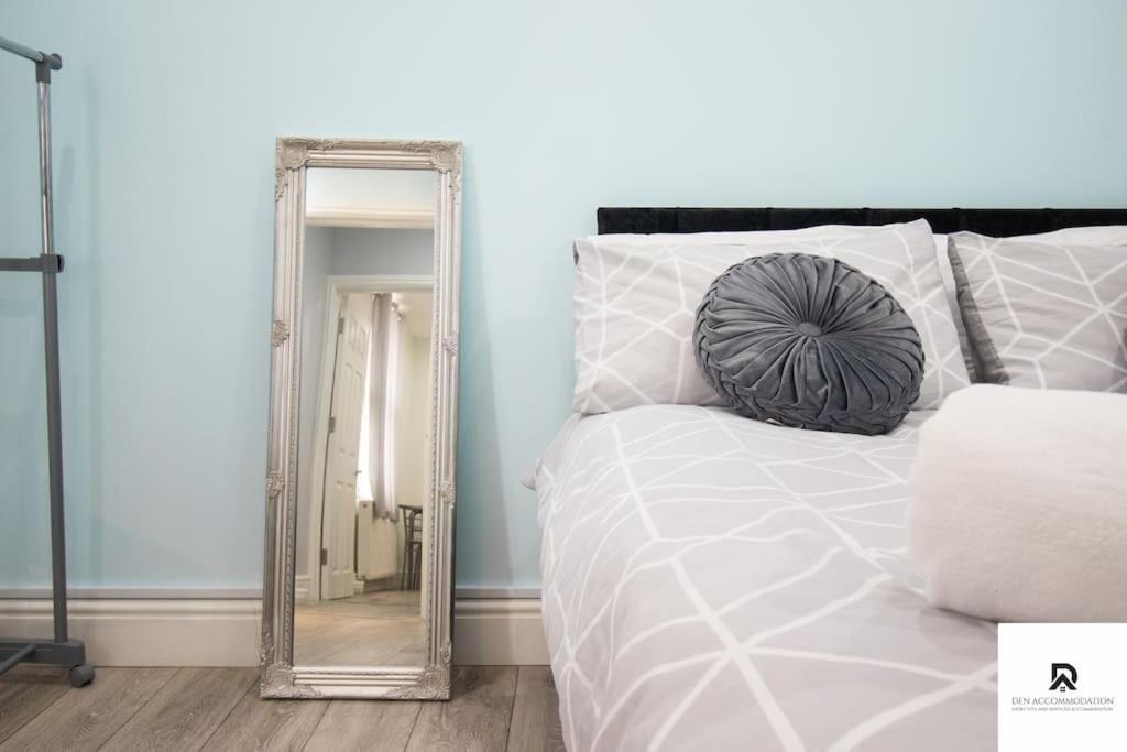 Lejlighed Weekly & Monthly - Beautiful 2 Bed House With Free Parking - Relocation, Business & Group - 5 Guests - By Den Short Lets & Serviced Accommodation, Woolwich *