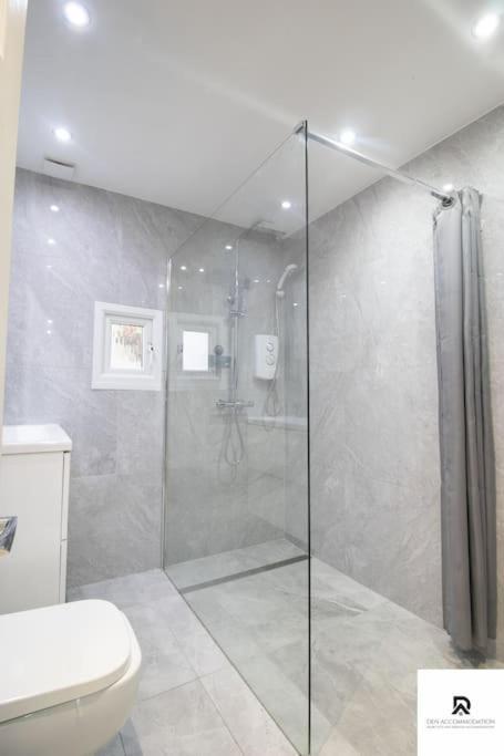 Weekly & Monthly - Beautiful 2 Bed House With Free Parking - Relocation, Business & Group - 5 Guests - By Den Short Lets & Serviced Accommodation, Woolwich Lejlighed *