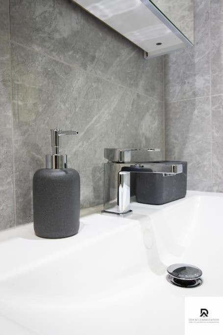 Weekly & Monthly - Beautiful 2 Bed House With Free Parking - Relocation, Business & Group - 5 Guests - By Den Short Lets & Serviced Accommodation, Woolwich * London