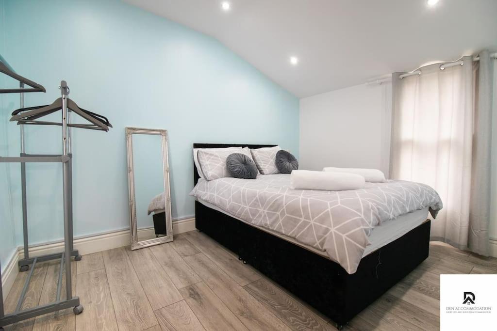 Weekly & Monthly - Beautiful 2 Bed House With Free Parking - Relocation, Business & Group - 5 Guests - By Den Short Lets & Serviced Accommodation, Woolwich London