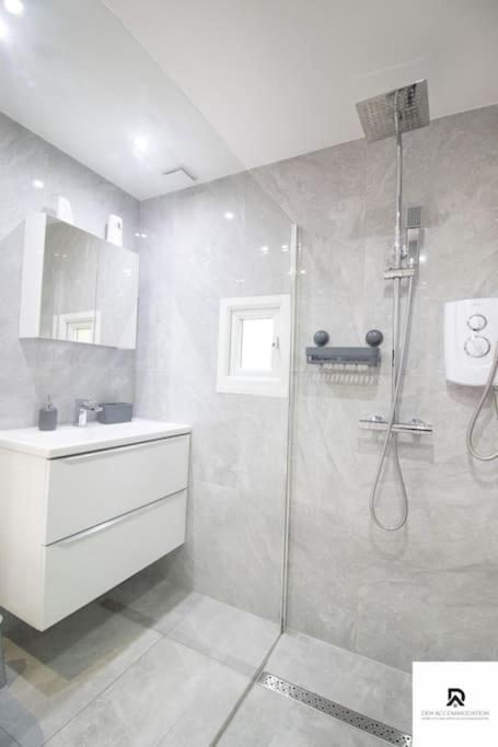 Weekly & Monthly - Beautiful 2 Bed House With Free Parking - Relocation, Business & Group - 5 Guests - By Den Short Lets & Serviced Accommodation, Woolwich * London