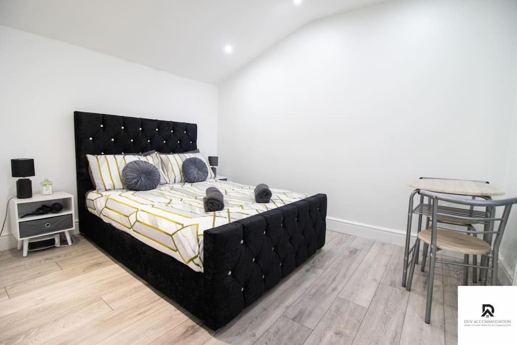 Weekly & Monthly - Beautiful 2 Bed House With Free Parking - Relocation, Business & Group - 5 Guests - By Den Short Lets & Serviced Accommodation, Woolwich Lejlighed London