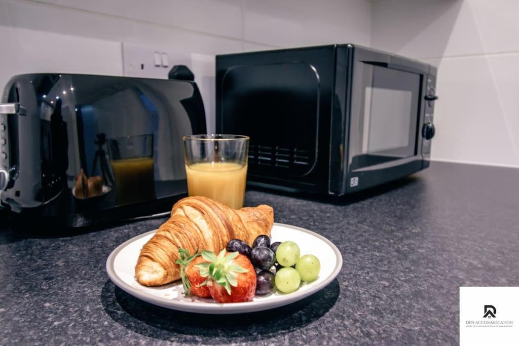 Lejlighed Weekly & Monthly - Beautiful 2 Bed House With Free Parking - Relocation, Business & Group - 5 Guests - By Den Short Lets & Serviced Accommodation, Woolwich
