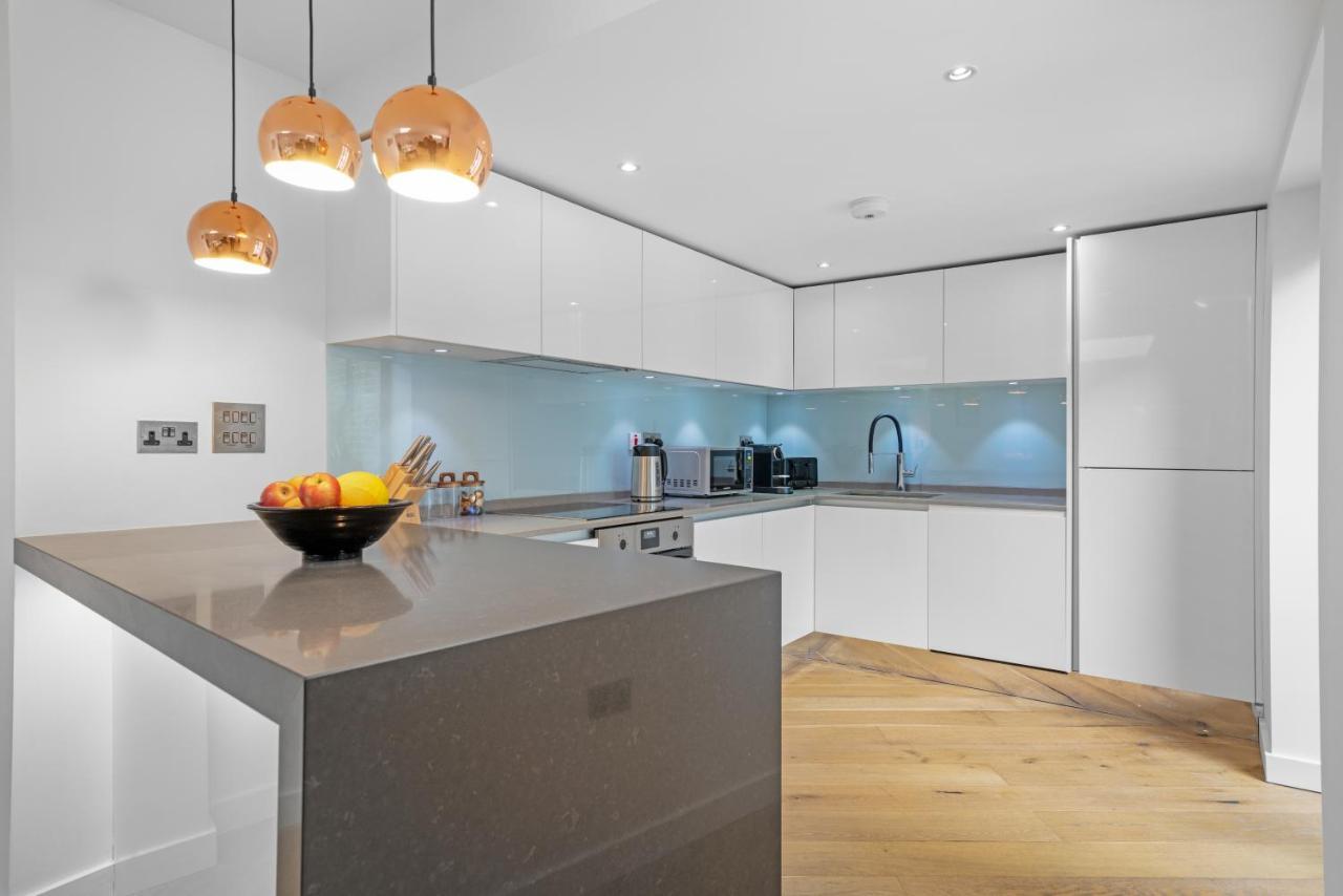Joivy Stylish 3 Bed, 3 Bath House With Private Courtyard In Chelsea London