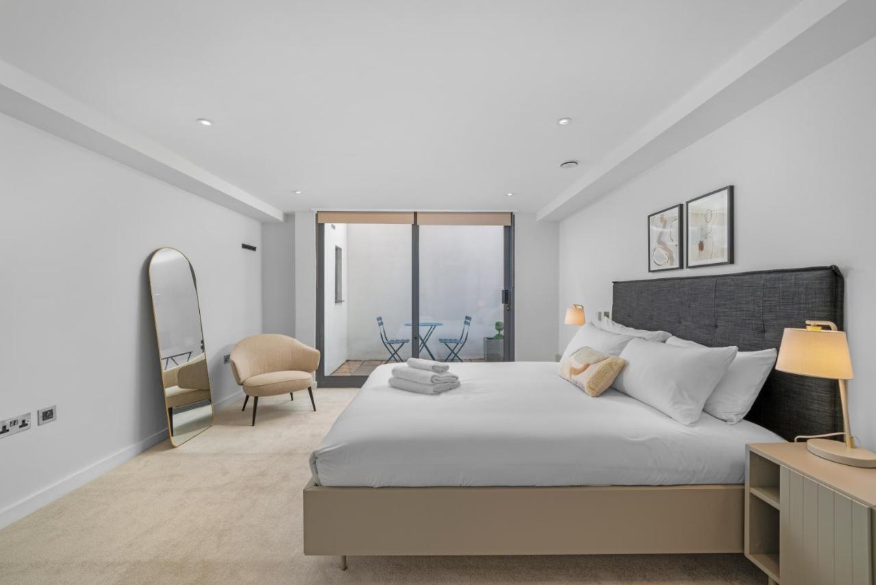 Joivy Stylish 3 Bed, 3 Bath House With Private Courtyard In Chelsea Semesterbostad