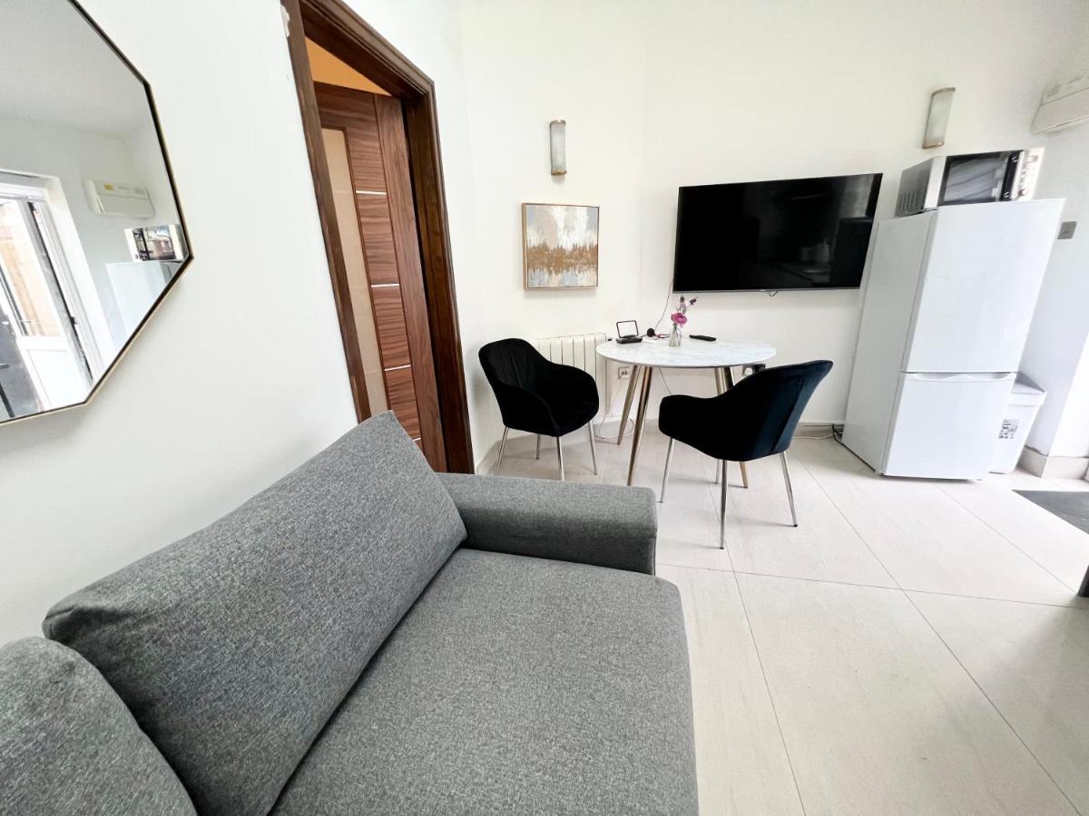 3 Cosy Homes Walking Distance To Mall With Parking Available To Book Separately 3 Bed House Or 1 Bed Or Holiday home *