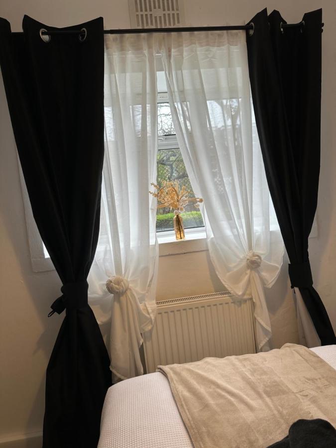Lovely 2bedroom 4mins From Wimbledon Station * Londen
