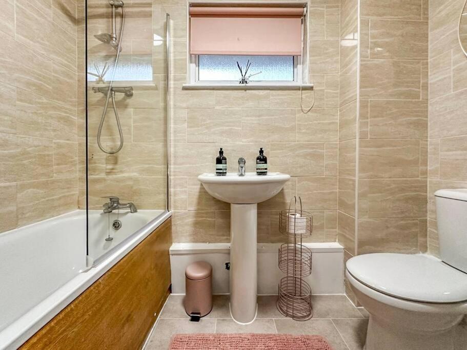 Newly Refurbished 3 Bed House Near O2 Arena * Londra