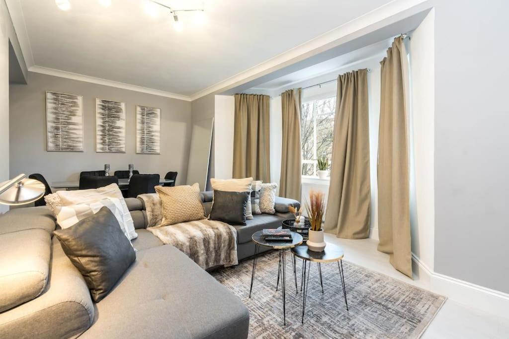 Exceptional Spacious Leilighet