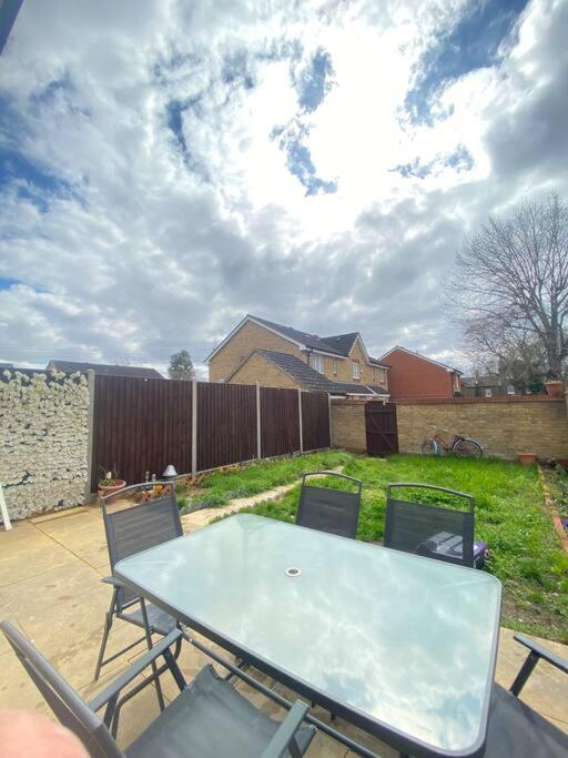 Beautiful 3 Bedroom House With The Transport Links To London, The Excel Centre, Canary Wharf, The O2! With A Driveway And Private Garden! Lägenhet *