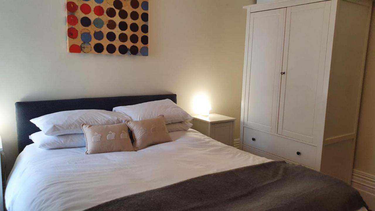 Spacious Central 2 Bedroom Mansion Block Londra