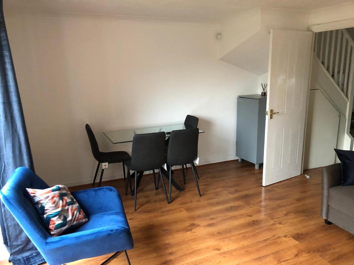 Vakantiehuis Lovely 3 Bed Semi Detached House With Off Street Parking Located In A Quiet Close Londen