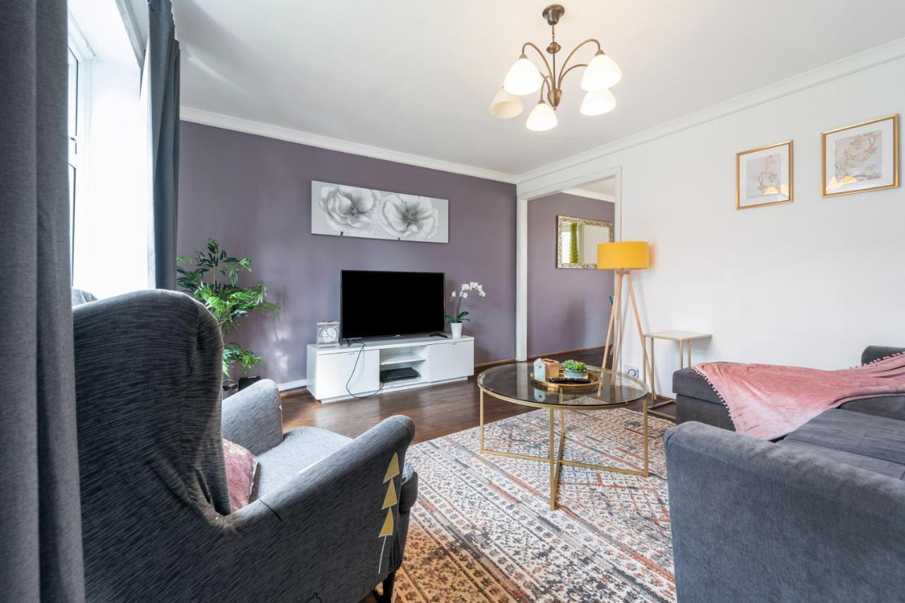 Dwellers Delight Living Ltd Serviced Accommodation, Chigwell, 3 Bedroom House, Upto 7 Guests, Free Wifi & Parking Holiday home *