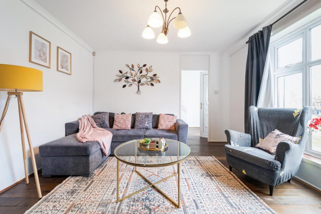 Holiday home Dwellers Delight Living Ltd Serviced Accommodation, Chigwell, 3 Bedroom House, Upto 7 Guests, Free Wifi & Parking