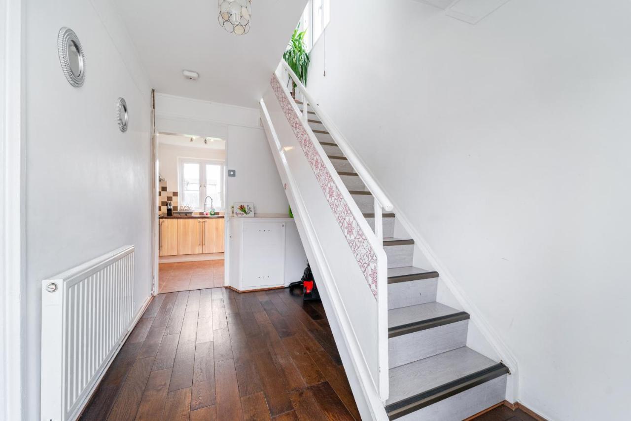 Dwellers Delight Living Ltd Serviced Accommodation, Chigwell, 3 Bedroom House, Upto 7 Guests, Free Wifi & Parking Holiday home *
