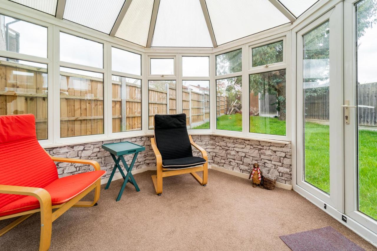Dwellers Delight Living Ltd Serviced Accommodation, Chigwell, 3 Bedroom House, Upto 7 Guests, Free Wifi & Parking Holiday home London