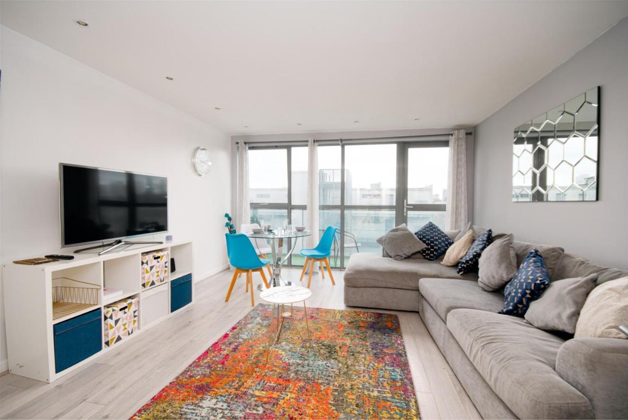 Stylish Close To Bridge * Londra