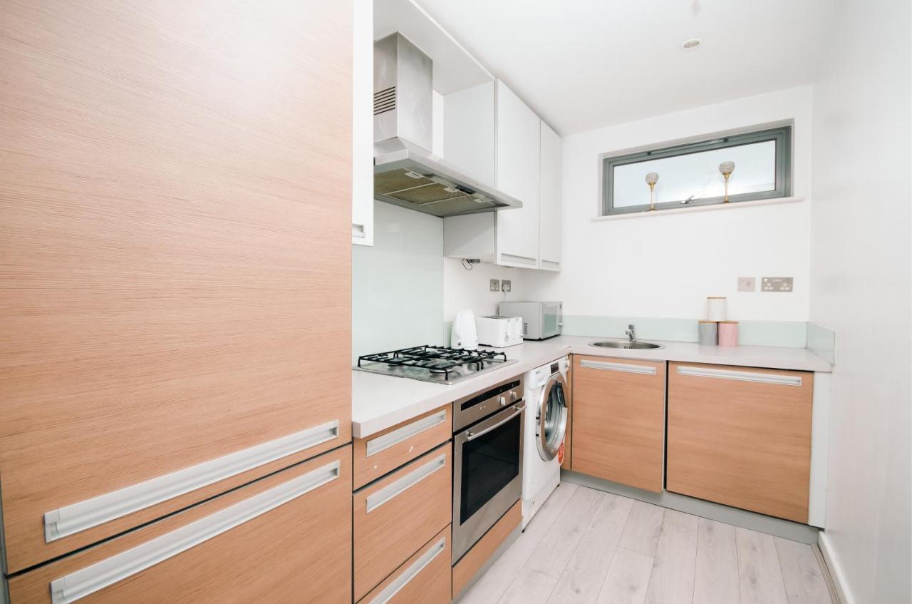 Stylish Close To Bridge * Londra