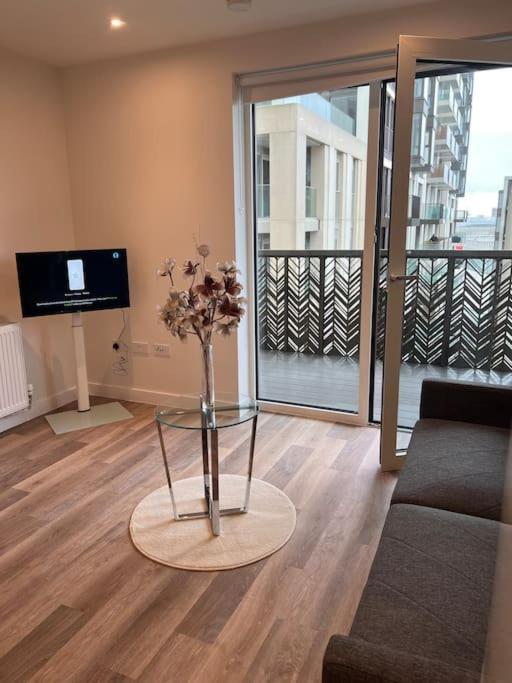 Beautiful One-bed In White City! Leilighet London