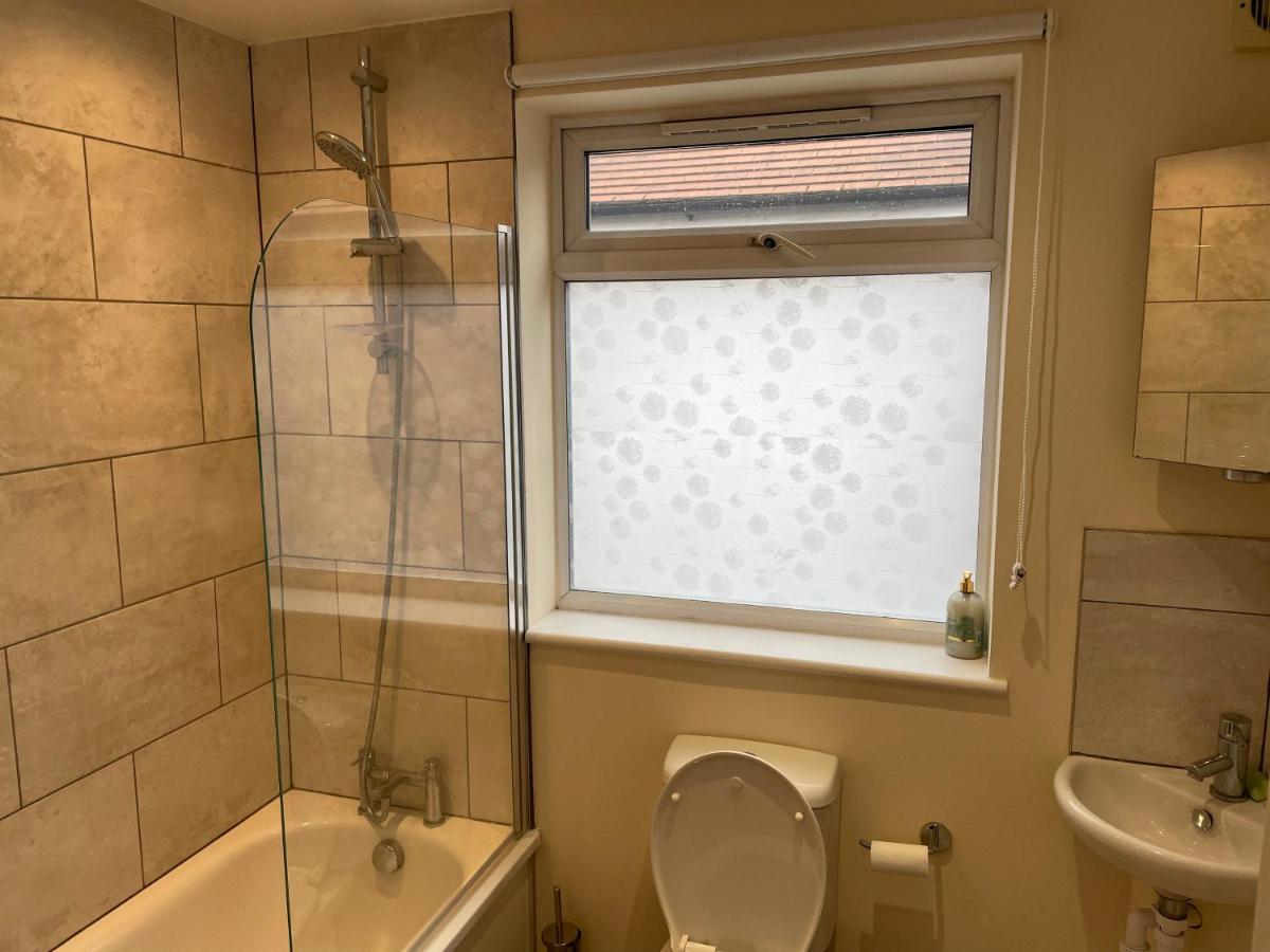 Apartment Super Convenient For - Large 2 Double Bed 30 Seconds Walk To Platform Train Station And 19 Mins To Waterloo London