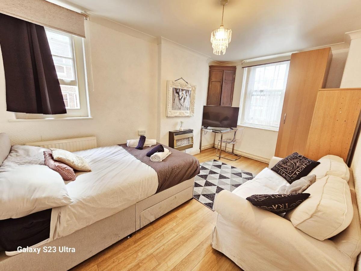 Nearby The Eye & Big Ben, 2 Large Double Bedrooms * London