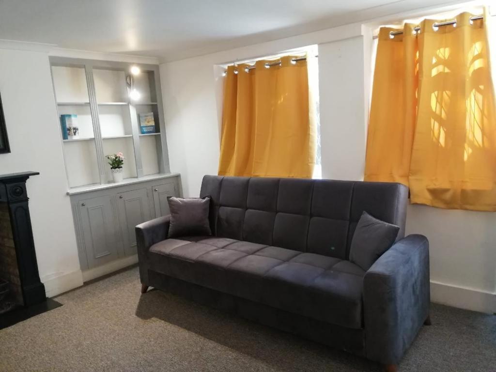 Entire 2-bedroom Flat In Camden Londen