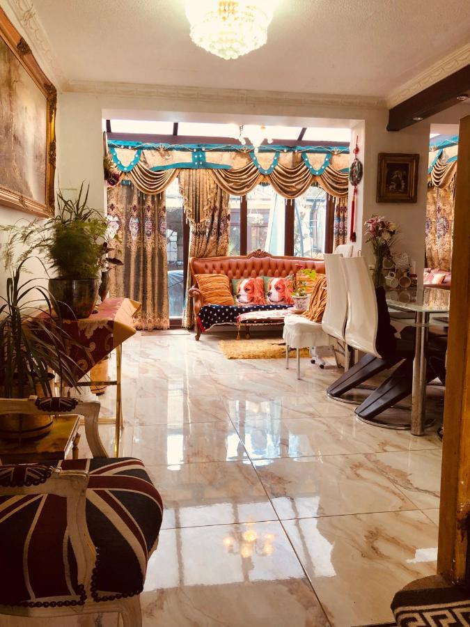 Semesterbostad Cheerful 4 Bedroom House With Garden Free Parking *