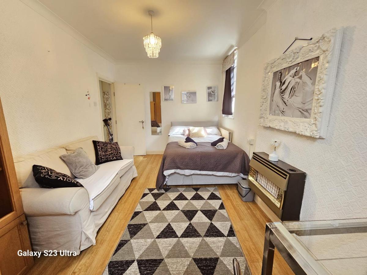 Nearby The Eye & Big Ben, 2 Large Double Bedrooms *