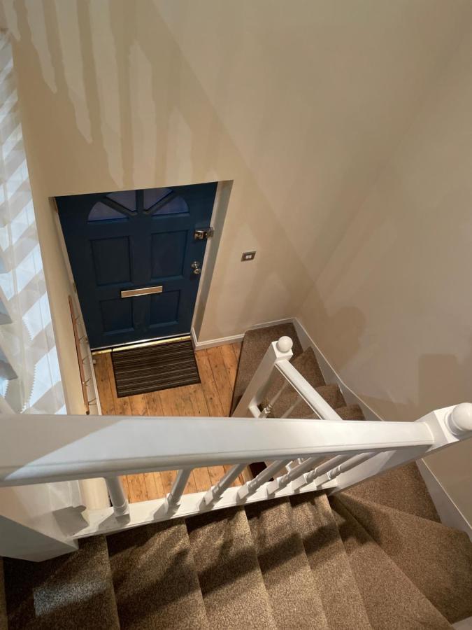 Super Convenient For - Large 2 Double Bed 30 Seconds Walk To Platform Train Station And 19 Mins To Waterloo London