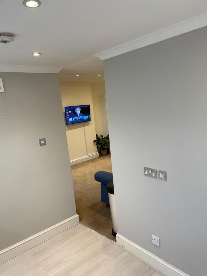 Apartment Super Convenient For - Large 2 Double Bed 30 Seconds Walk To Platform Train Station And 19 Mins To Waterloo