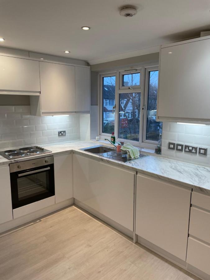 Apartment Super Convenient For - Large 2 Double Bed 30 Seconds Walk To Platform Train Station And 19 Mins To Waterloo