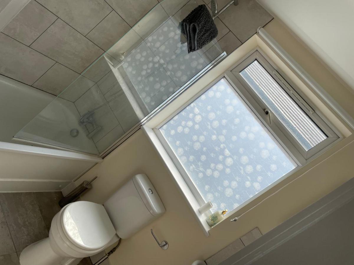 Super Convenient For - Large 2 Double Bed 30 Seconds Walk To Platform Train Station And 19 Mins To Waterloo Apartment London