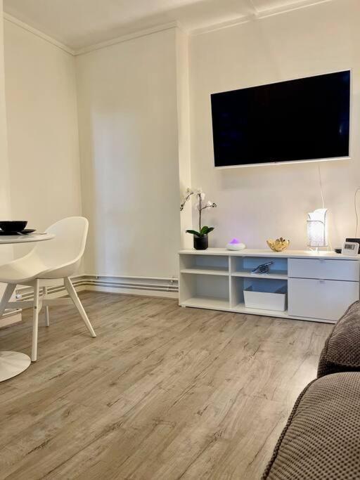 1 Bed In Zone 2, Minutes From Oval Tube. Apartment London
