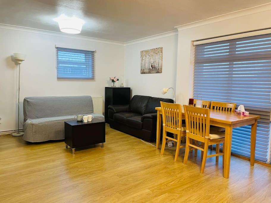 Leilighet Cosy Spacious 2 Bedrooms With Dedicated Off Street Parking London