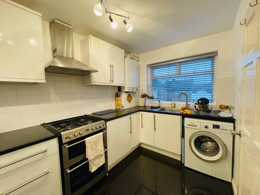 Cosy Spacious 2 Bedrooms With Dedicated Off Street Parking Leilighet