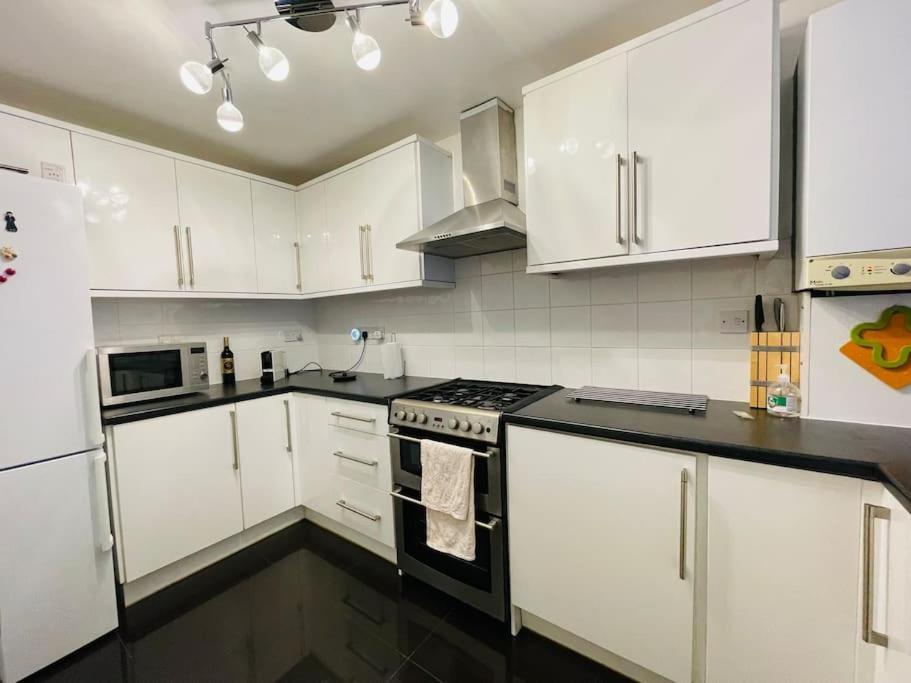 Leilighet Cosy Spacious 2 Bedrooms With Dedicated Off Street Parking London