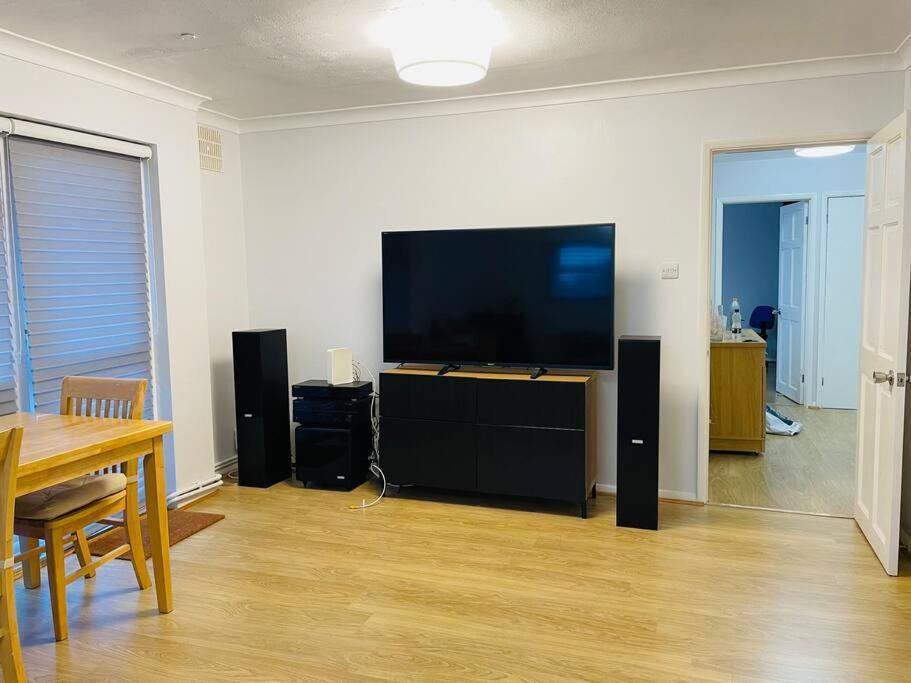 Leilighet Cosy Spacious 2 Bedrooms With Dedicated Off Street Parking