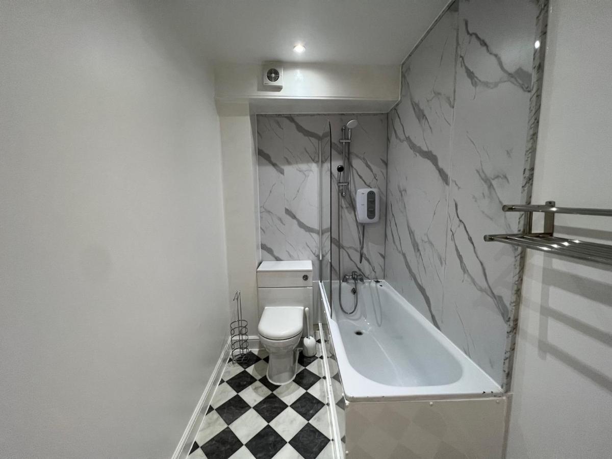 Lovely 2 Bedroom With Balcony - Appartement Londen