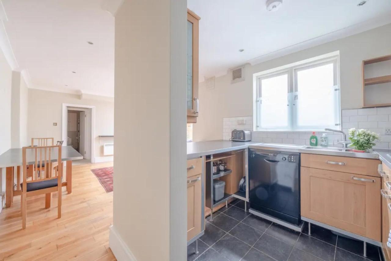 Lovely 1 Bedroom With Patio - 10 Mins From Hyde Park Leilighet