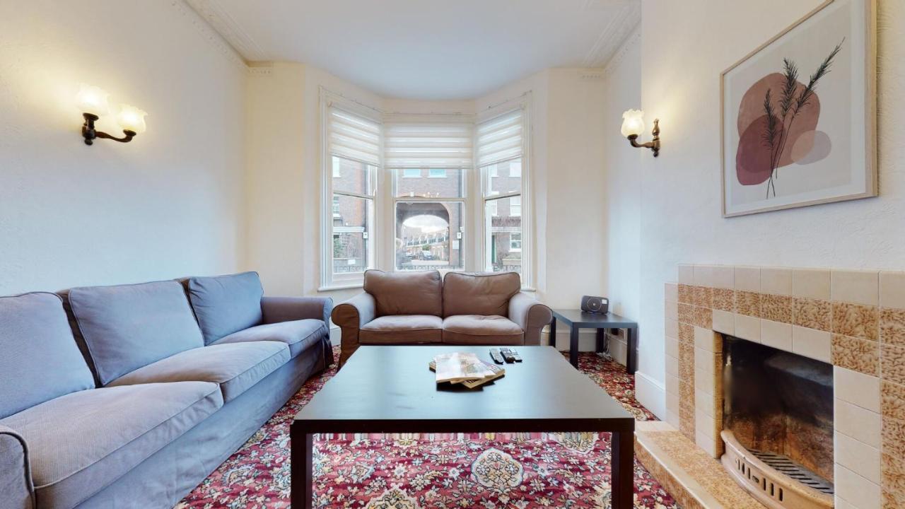 Semesterbostad Cheerful 4 Bedroom Victorian House With Back Courtyard London