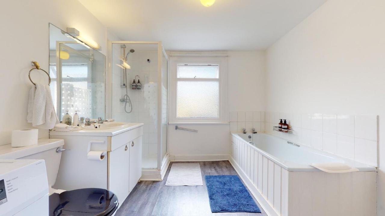 Semesterbostad Cheerful 4 Bedroom Victorian House With Back Courtyard