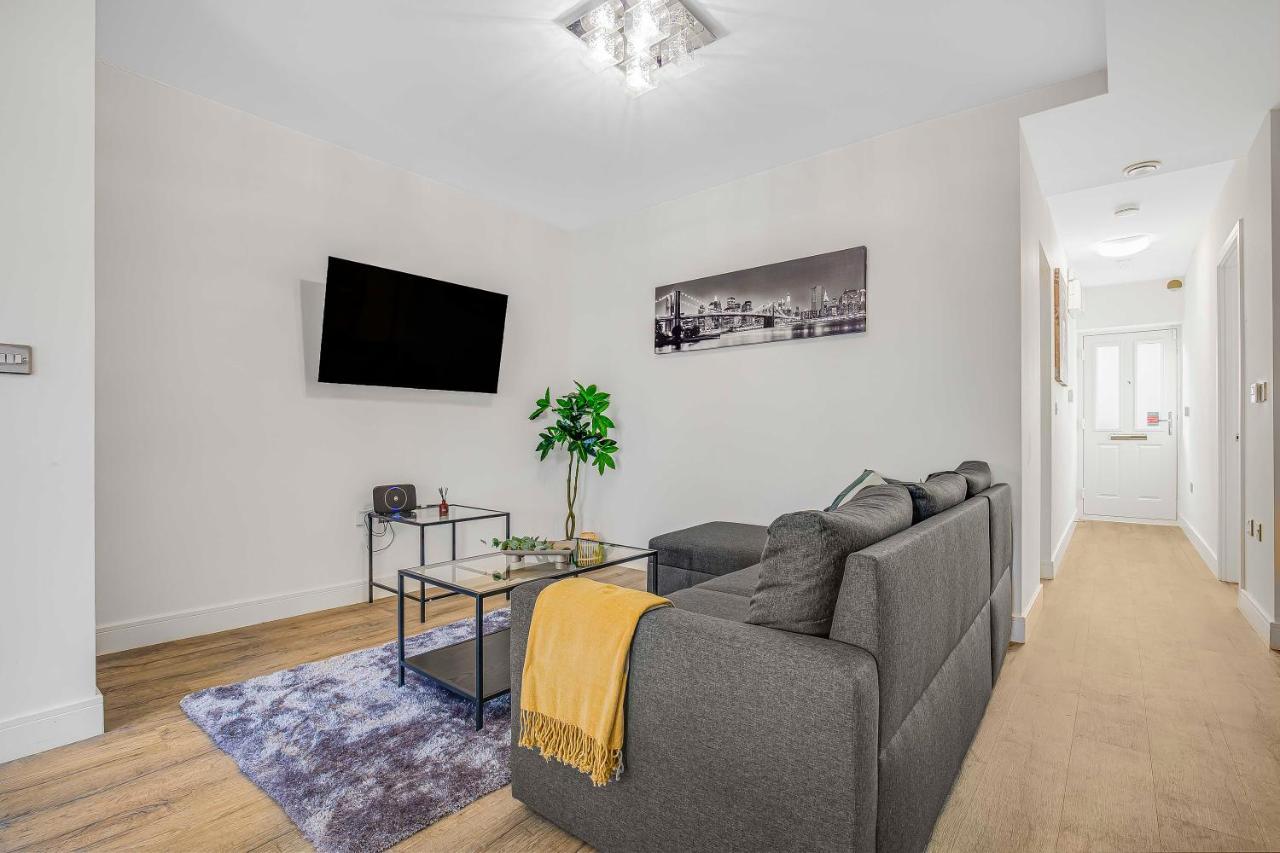Apartment Stylish West Oasis: Two-bedroom With Workspace *
