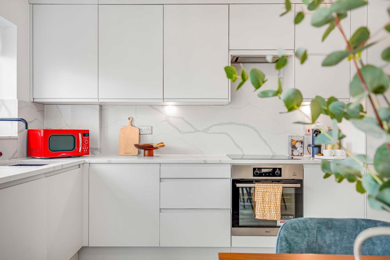 Apartment Stylish West Oasis: Two-bedroom With Workspace London