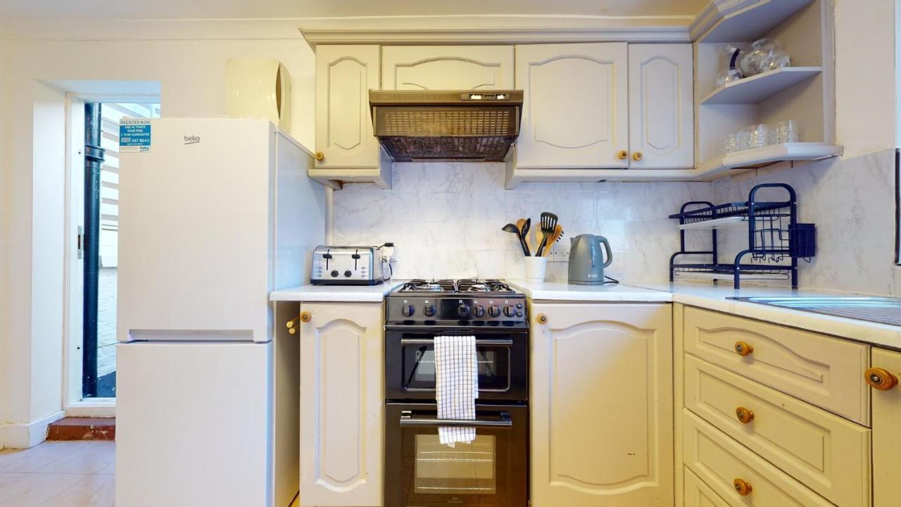 Semesterbostad Cheerful 4 Bedroom Victorian House With Back Courtyard