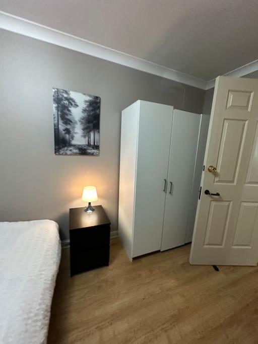 A 2 Standard Bedrooms Flat Leilighet London