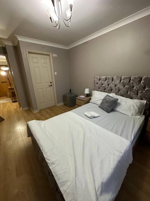 A 2 Standard Bedrooms Flat Leilighet London