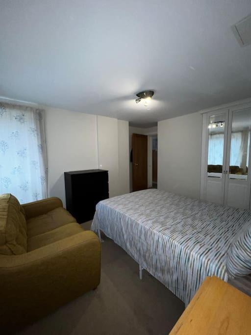 Stylish One Bedroom Flat Furnished Leilighet London